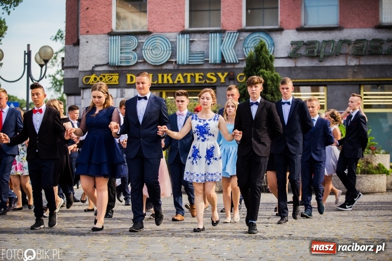 Zdjęcie w galerii na portalu naszraciborz.pl: Gimnazjaliści z Ostroga polonezem na rynku pożegnali szkołę  wiadomości z regionu