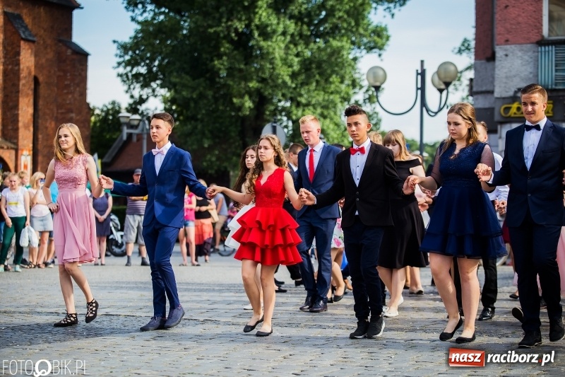 Zdjęcie w galerii na portalu naszraciborz.pl: Gimnazjaliści z Ostroga polonezem na rynku pożegnali szkołę  wiadomości z regionu