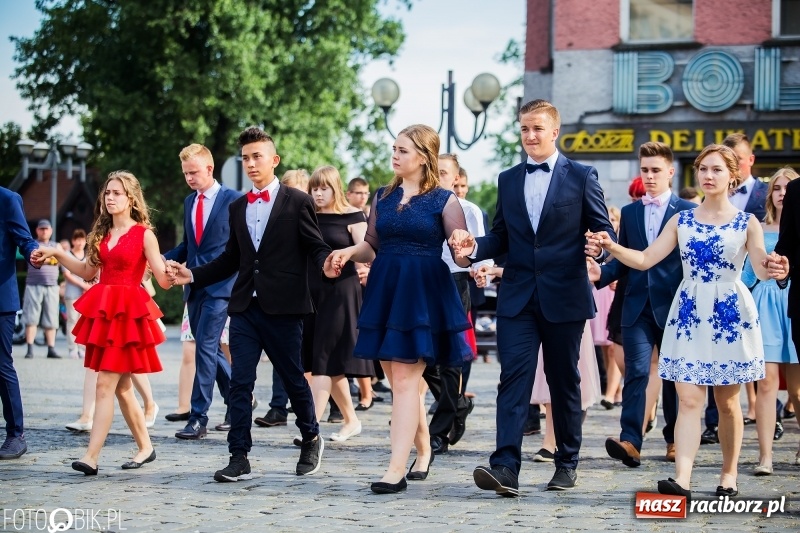 Zdjęcie w galerii na portalu naszraciborz.pl: Gimnazjaliści z Ostroga polonezem na rynku pożegnali szkołę  wiadomości z regionu