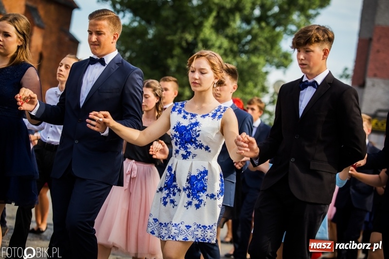 Zdjęcie w galerii na portalu naszraciborz.pl: Gimnazjaliści z Ostroga polonezem na rynku pożegnali szkołę  wiadomości z regionu