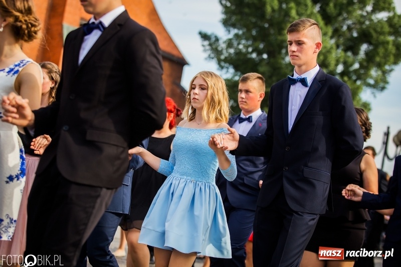 Zdjęcie w galerii na portalu naszraciborz.pl: Gimnazjaliści z Ostroga polonezem na rynku pożegnali szkołę  wiadomości z regionu
