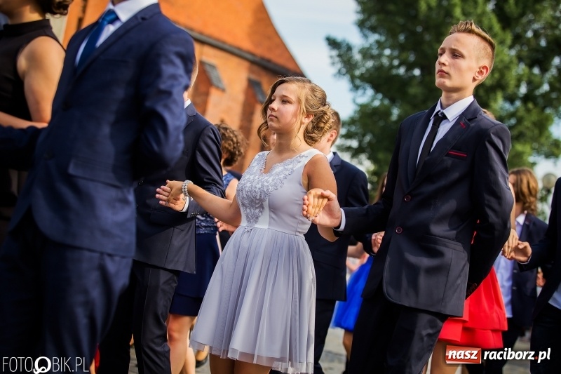 Zdjęcie w galerii na portalu naszraciborz.pl: Gimnazjaliści z Ostroga polonezem na rynku pożegnali szkołę  wiadomości z regionu