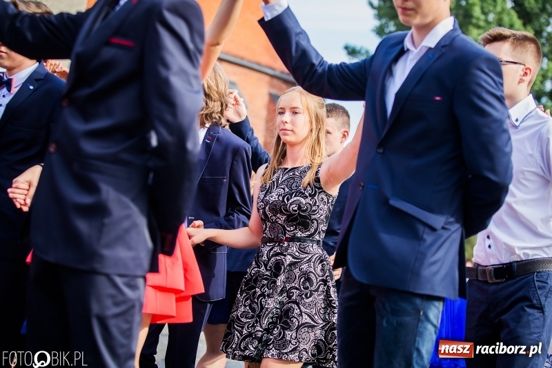 Zdjęcie w galerii na portalu naszraciborz.pl: Gimnazjaliści z Ostroga polonezem na rynku pożegnali szkołę  wiadomości z regionu