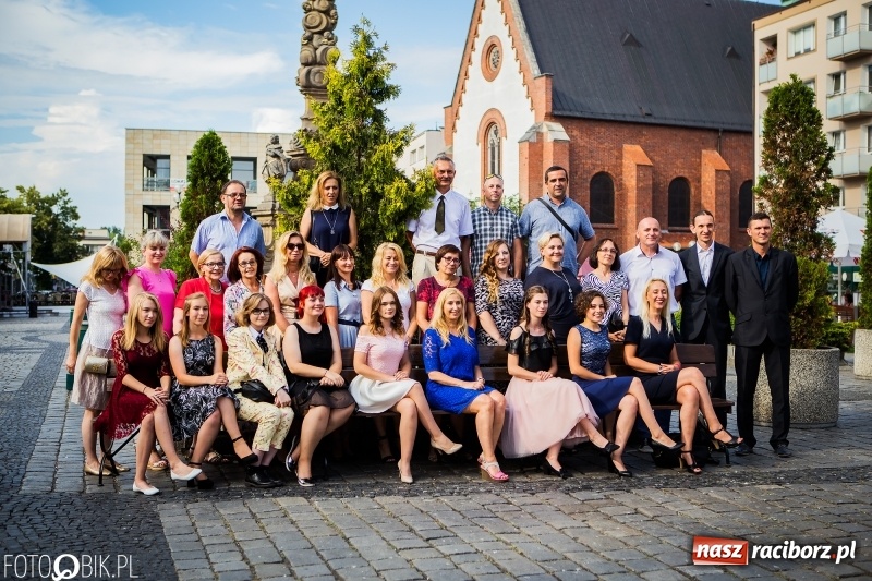 Zdjęcie w galerii na portalu naszraciborz.pl: Gimnazjaliści z Ostroga polonezem na rynku pożegnali szkołę  wiadomości z regionu