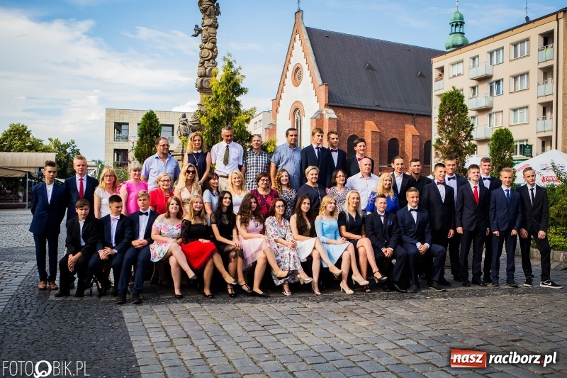 Zdjęcie w galerii na portalu naszraciborz.pl: Gimnazjaliści z Ostroga polonezem na rynku pożegnali szkołę  wiadomości z regionu