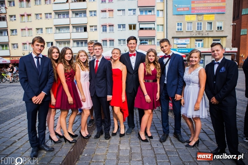 Zdjęcie w galerii na portalu naszraciborz.pl: Gimnazjaliści z Ostroga polonezem na rynku pożegnali szkołę  wiadomości z regionu