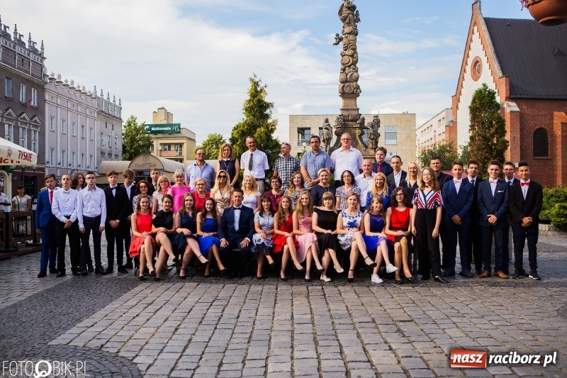 Zdjęcie w galerii na portalu naszraciborz.pl: Gimnazjaliści z Ostroga polonezem na rynku pożegnali szkołę  wiadomości z regionu