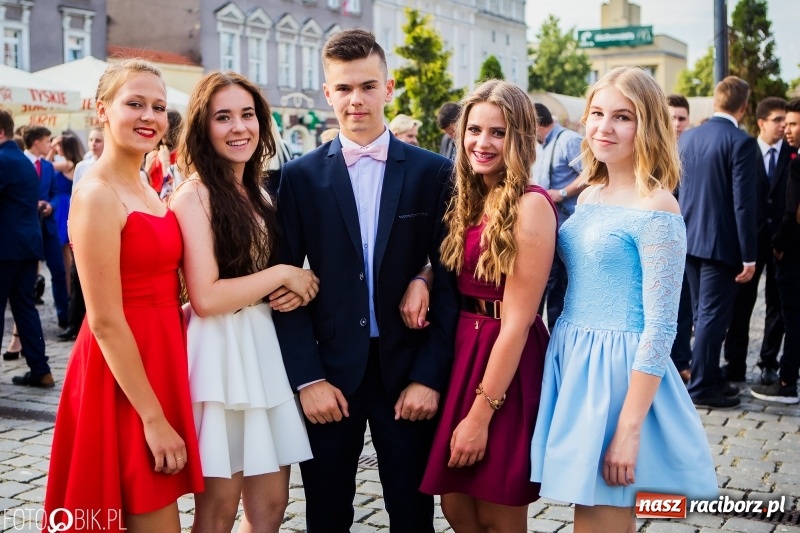 Zdjęcie w galerii na portalu naszraciborz.pl: Gimnazjaliści z Ostroga polonezem na rynku pożegnali szkołę  wiadomości z regionu