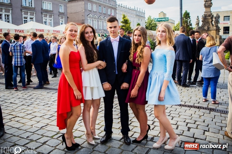 Zdjęcie w galerii na portalu naszraciborz.pl: Gimnazjaliści z Ostroga polonezem na rynku pożegnali szkołę  wiadomości z regionu