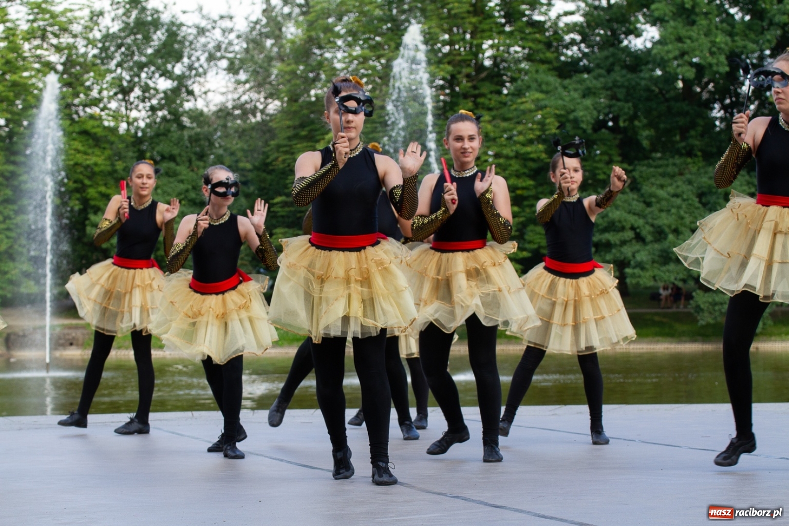 Zdjęcie w galerii na portalu naszraciborz.pl: Magiczna i kolorowa I Raciborska Noc Świętojańska z folklorem wiadomości z regionu