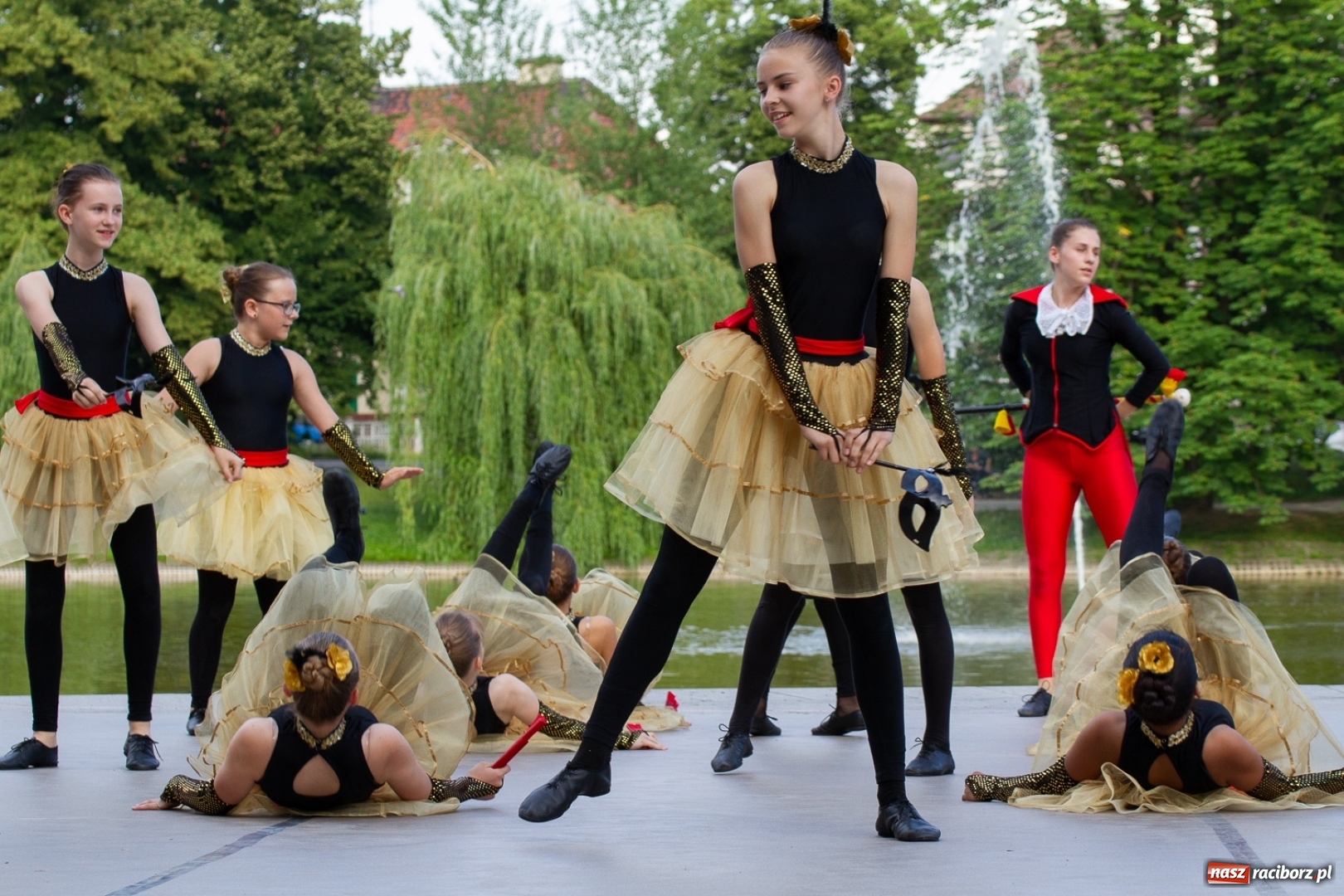 Zdjęcie w galerii na portalu naszraciborz.pl: Magiczna i kolorowa I Raciborska Noc Świętojańska z folklorem wiadomości z regionu