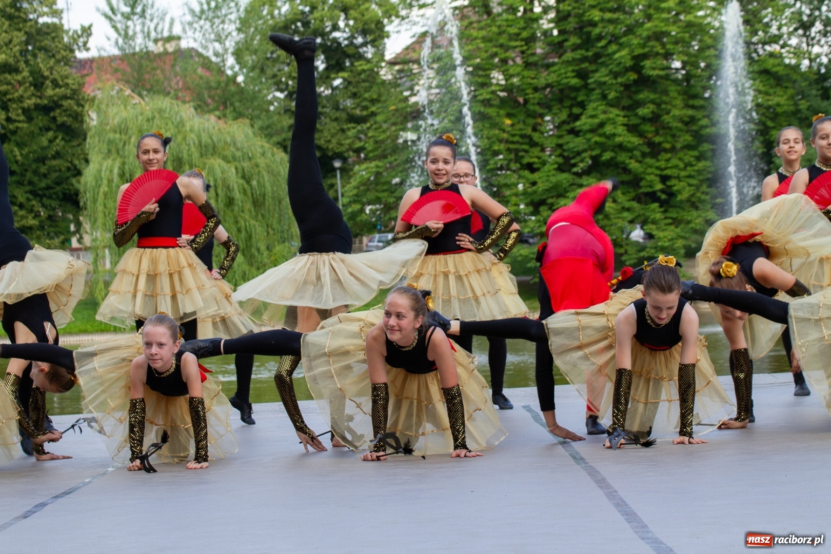 Zdjęcie w galerii na portalu naszraciborz.pl: Magiczna i kolorowa I Raciborska Noc Świętojańska z folklorem wiadomości z regionu