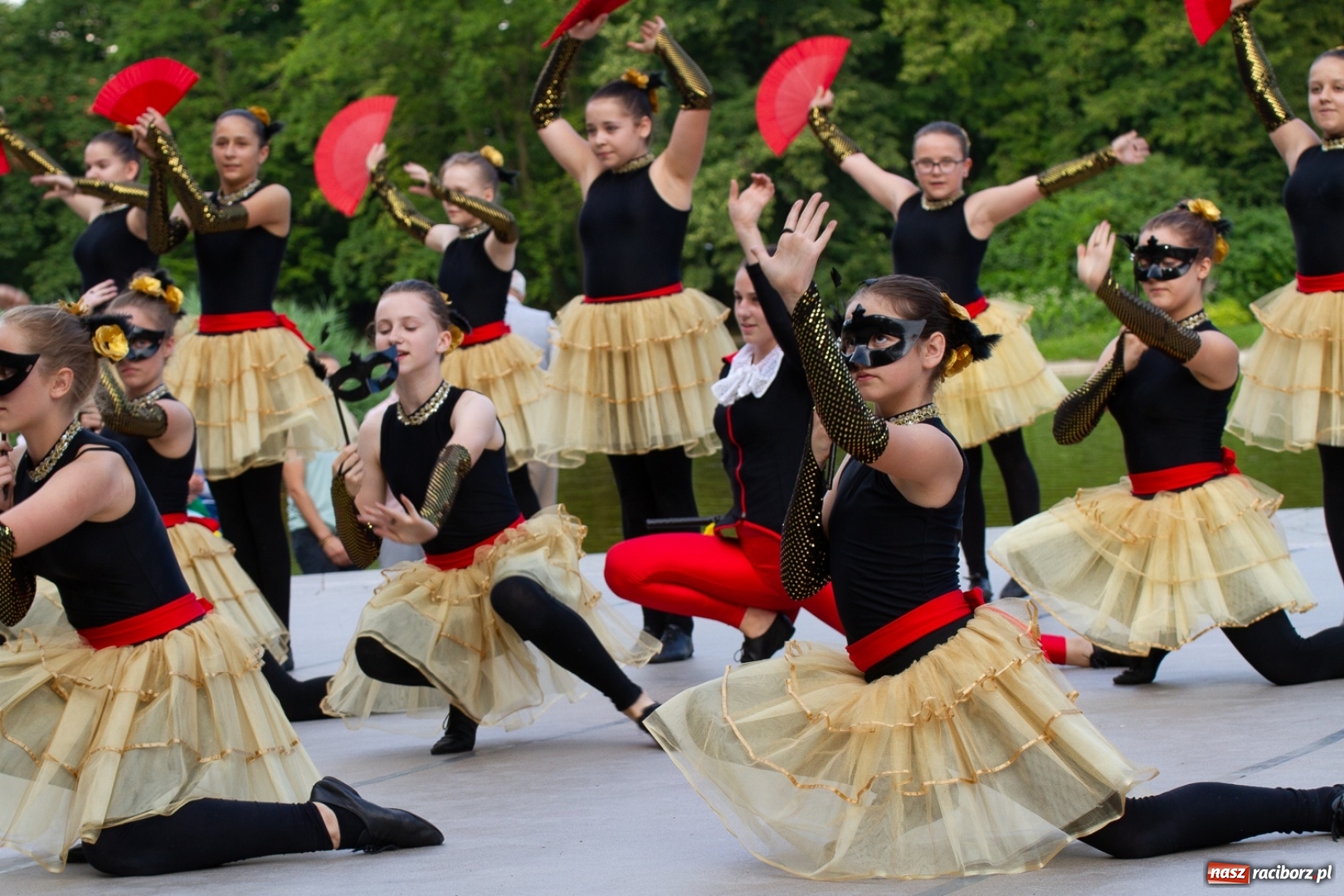 Zdjęcie w galerii na portalu naszraciborz.pl: Magiczna i kolorowa I Raciborska Noc Świętojańska z folklorem wiadomości z regionu