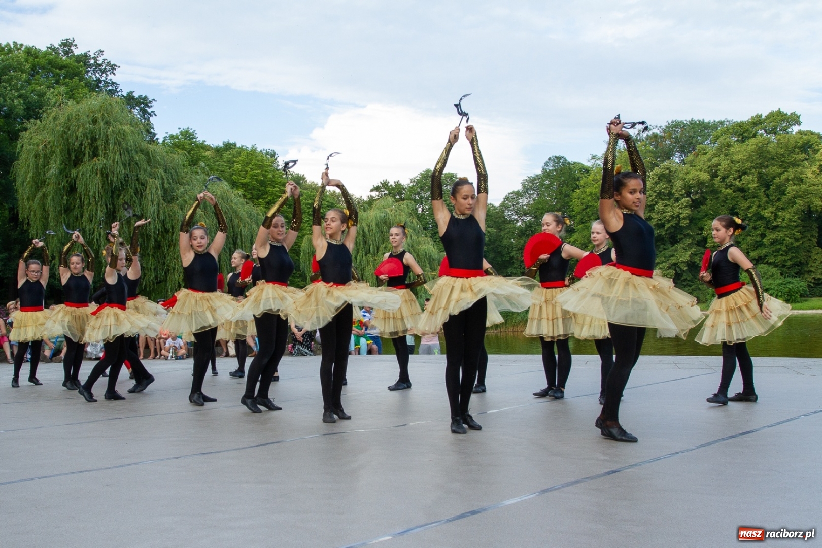 Zdjęcie w galerii na portalu naszraciborz.pl: Magiczna i kolorowa I Raciborska Noc Świętojańska z folklorem wiadomości z regionu