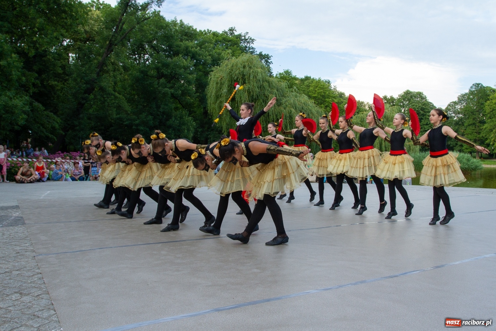 Zdjęcie w galerii na portalu naszraciborz.pl: Magiczna i kolorowa I Raciborska Noc Świętojańska z folklorem wiadomości z regionu