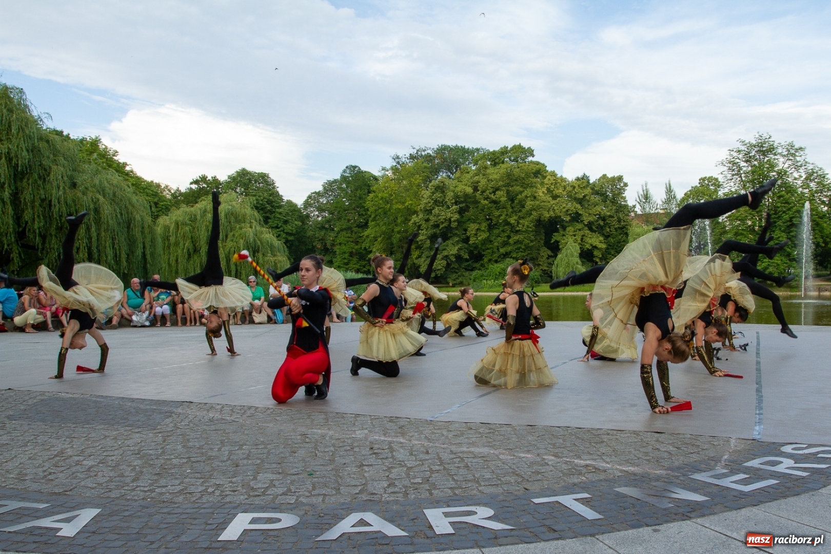 Zdjęcie w galerii na portalu naszraciborz.pl: Magiczna i kolorowa I Raciborska Noc Świętojańska z folklorem wiadomości z regionu