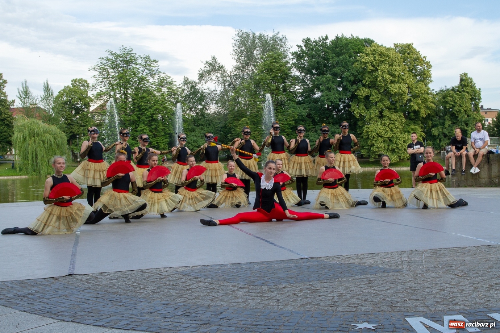 Zdjęcie w galerii na portalu naszraciborz.pl: Magiczna i kolorowa I Raciborska Noc Świętojańska z folklorem wiadomości z regionu