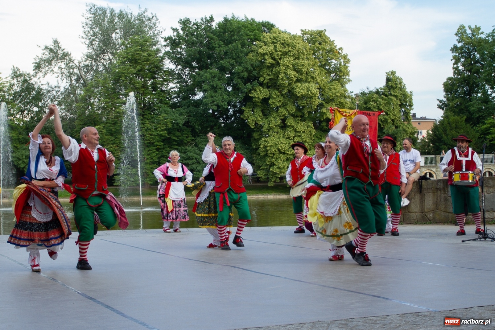 Zdjęcie w galerii na portalu naszraciborz.pl: Magiczna i kolorowa I Raciborska Noc Świętojańska z folklorem wiadomości z regionu