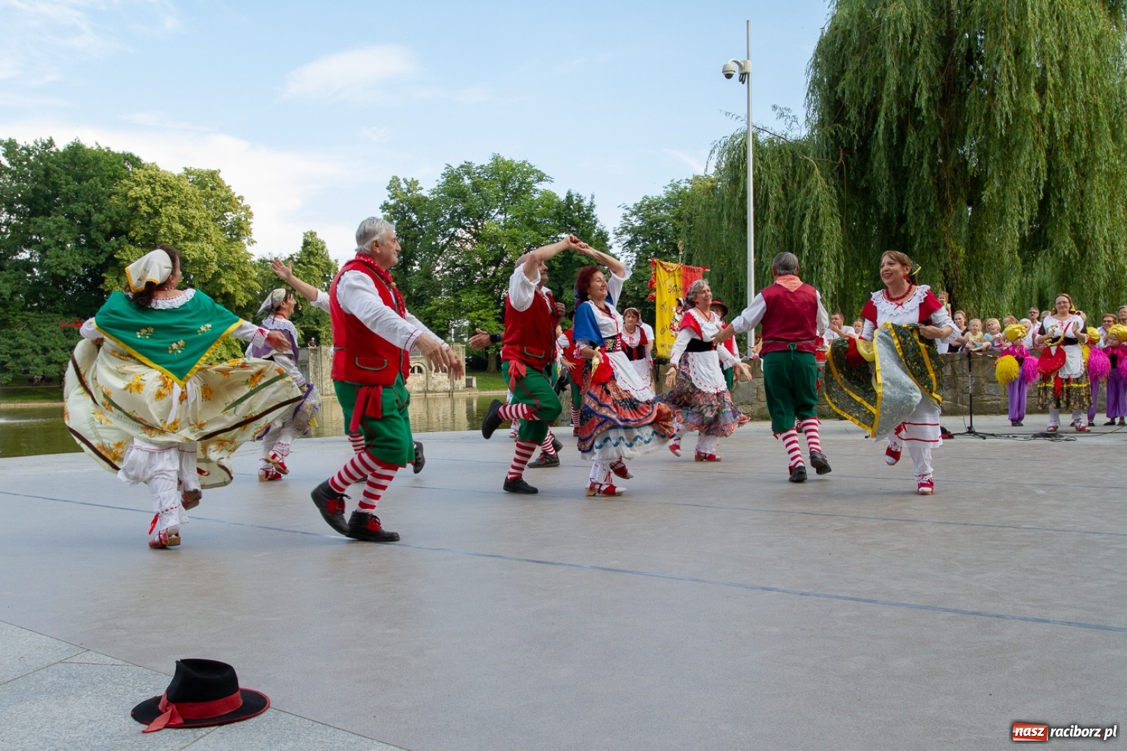 Zdjęcie w galerii na portalu naszraciborz.pl: Magiczna i kolorowa I Raciborska Noc Świętojańska z folklorem wiadomości z regionu