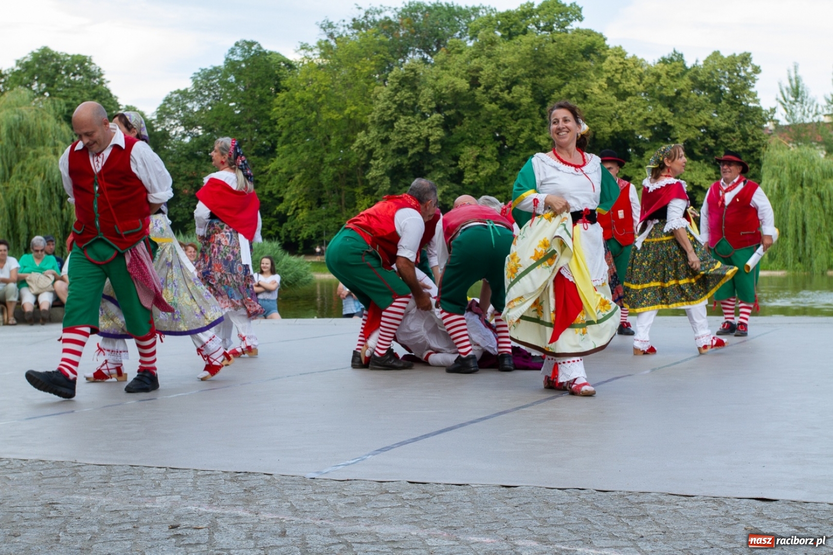 Zdjęcie w galerii na portalu naszraciborz.pl: Magiczna i kolorowa I Raciborska Noc Świętojańska z folklorem wiadomości z regionu