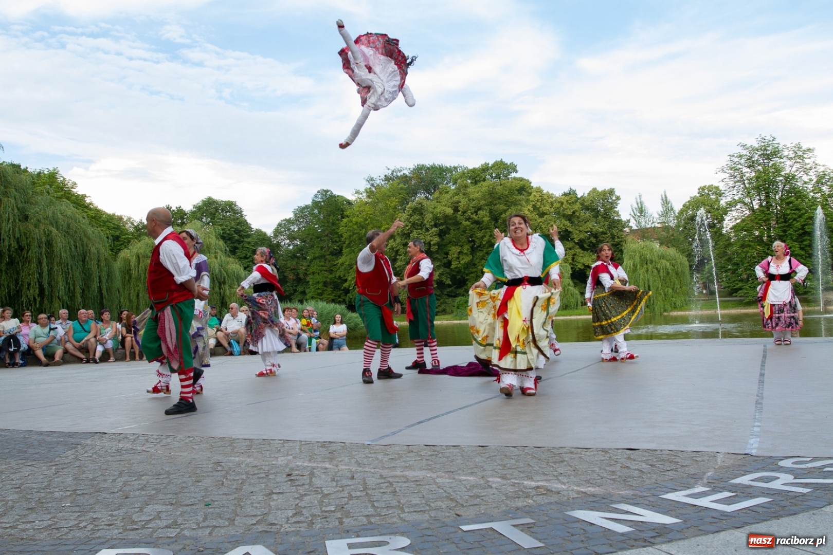 Zdjęcie w galerii na portalu naszraciborz.pl: Magiczna i kolorowa I Raciborska Noc Świętojańska z folklorem wiadomości z regionu