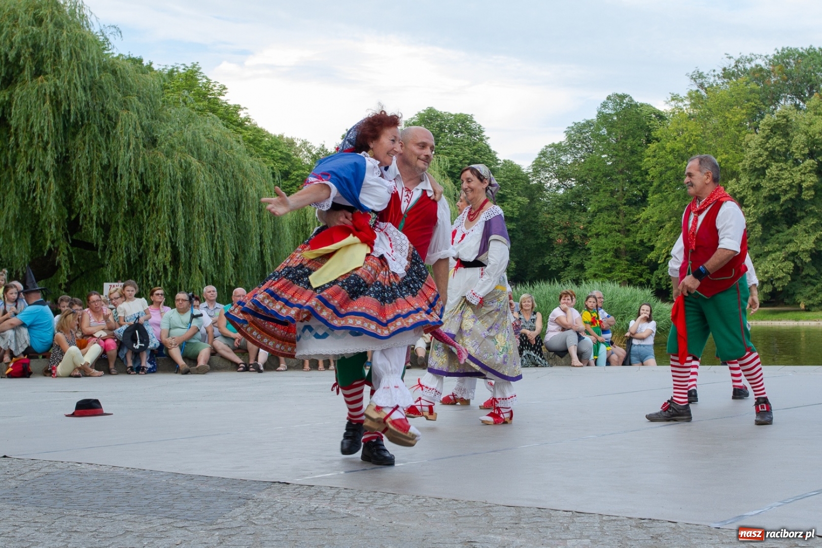 Zdjęcie w galerii na portalu naszraciborz.pl: Magiczna i kolorowa I Raciborska Noc Świętojańska z folklorem wiadomości z regionu