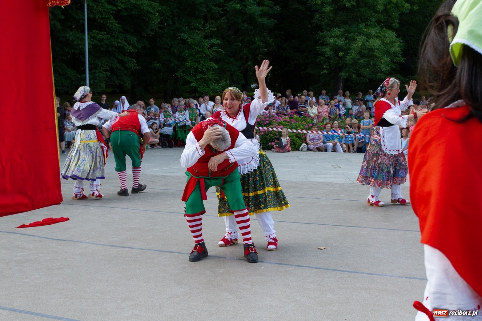 Zdjęcie w galerii na portalu naszraciborz.pl: Magiczna i kolorowa I Raciborska Noc Świętojańska z folklorem wiadomości z regionu