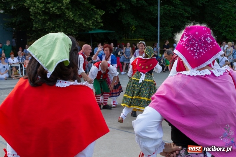 Zdjęcie w galerii na portalu naszraciborz.pl: Magiczna i kolorowa I Raciborska Noc Świętojańska z folklorem wiadomości z regionu