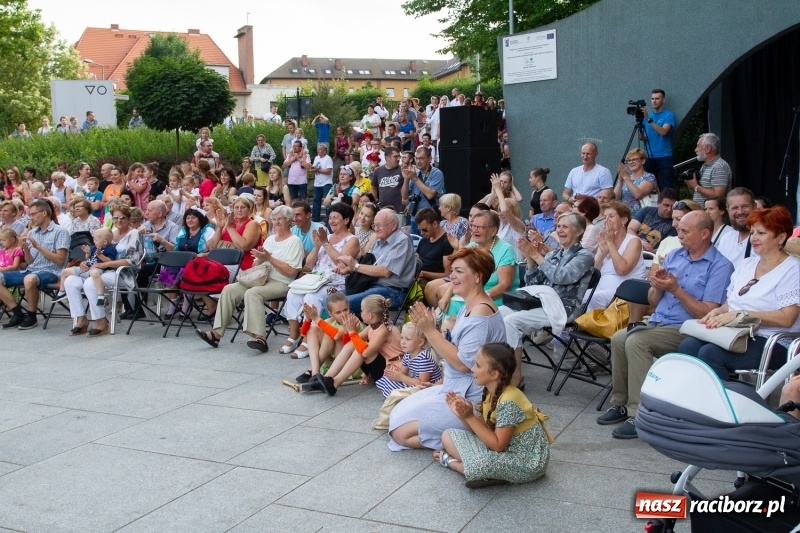 Zdjęcie w galerii na portalu naszraciborz.pl: Magiczna i kolorowa I Raciborska Noc Świętojańska z folklorem wiadomości z regionu