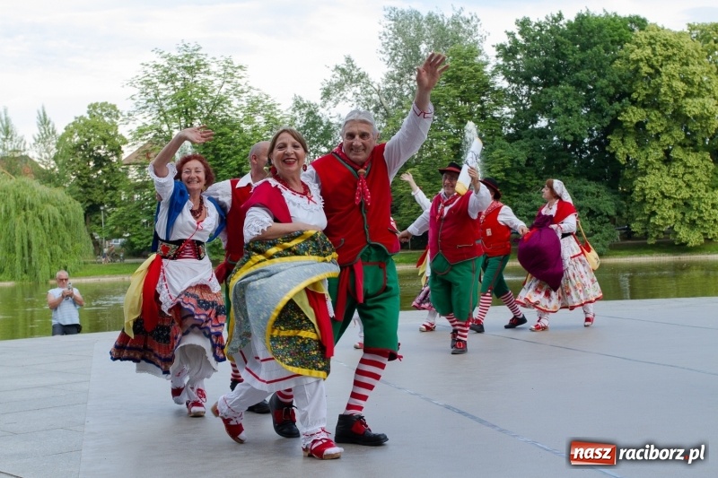 Zdjęcie w galerii na portalu naszraciborz.pl: Magiczna i kolorowa I Raciborska Noc Świętojańska z folklorem wiadomości z regionu
