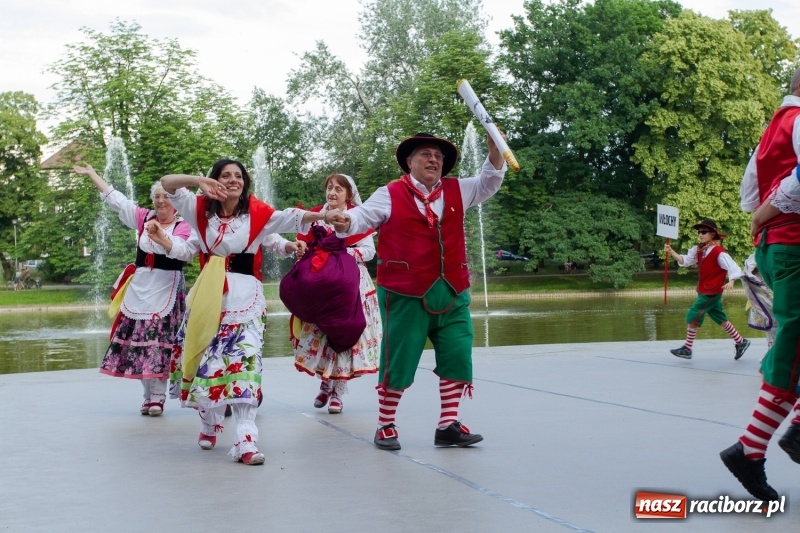 Zdjęcie w galerii na portalu naszraciborz.pl: Magiczna i kolorowa I Raciborska Noc Świętojańska z folklorem wiadomości z regionu