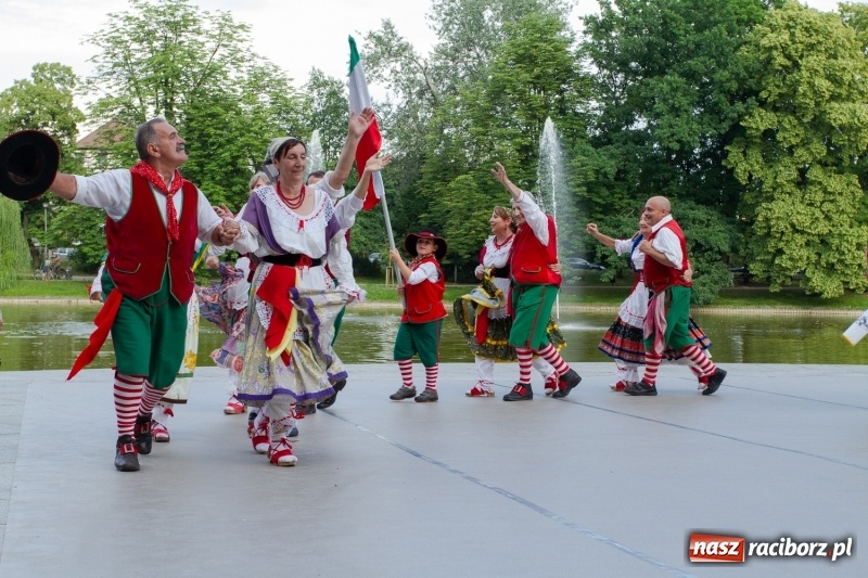 Zdjęcie w galerii na portalu naszraciborz.pl: Magiczna i kolorowa I Raciborska Noc Świętojańska z folklorem wiadomości z regionu