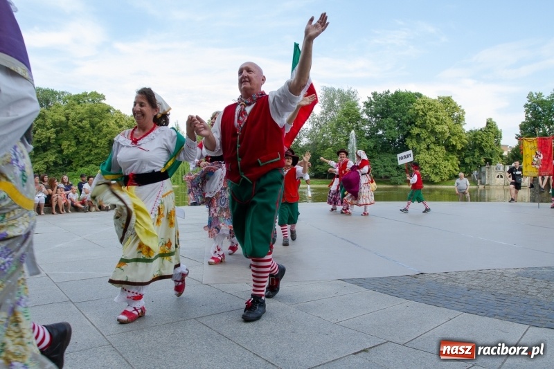 Zdjęcie w galerii na portalu naszraciborz.pl: Magiczna i kolorowa I Raciborska Noc Świętojańska z folklorem wiadomości z regionu