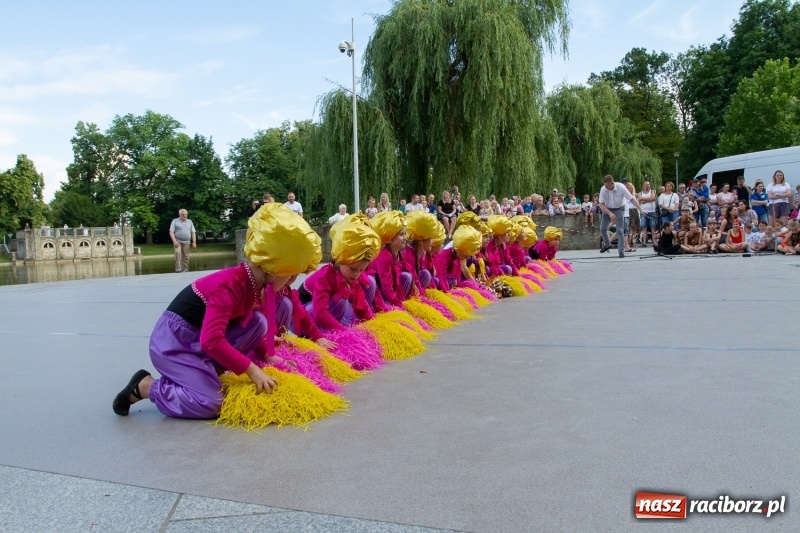Zdjęcie w galerii na portalu naszraciborz.pl: Magiczna i kolorowa I Raciborska Noc Świętojańska z folklorem wiadomości z regionu