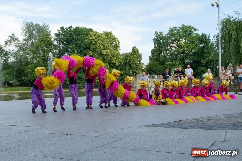 Zdjęcie w galerii na portalu naszraciborz.pl: Magiczna i kolorowa I Raciborska Noc Świętojańska z folklorem wiadomości z regionu