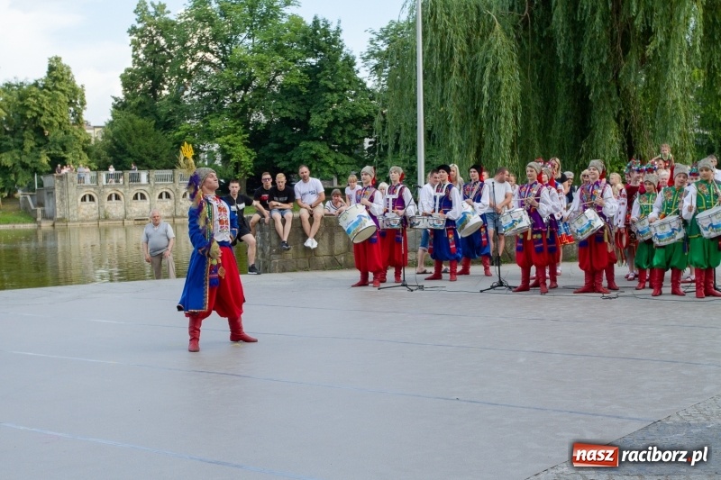 Zdjęcie w galerii na portalu naszraciborz.pl: Magiczna i kolorowa I Raciborska Noc Świętojańska z folklorem wiadomości z regionu