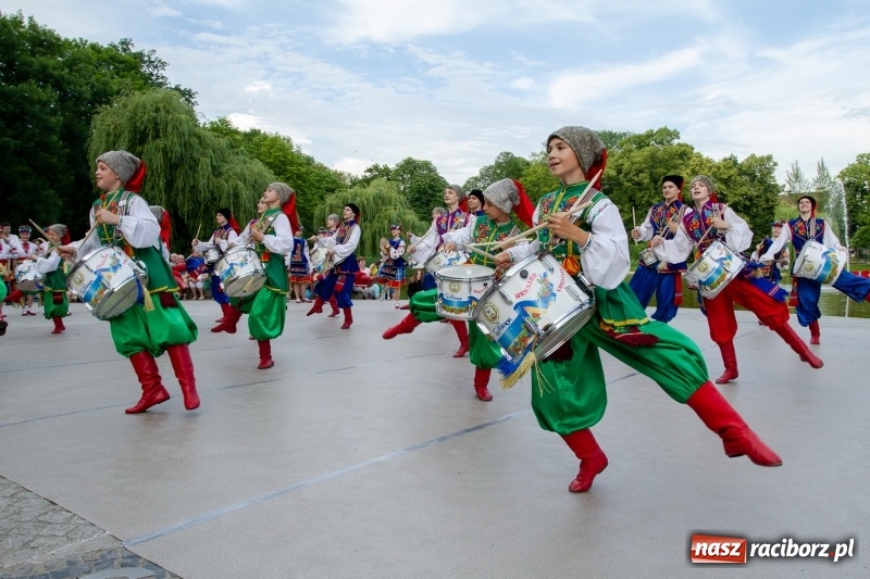 Zdjęcie w galerii na portalu naszraciborz.pl: Magiczna i kolorowa I Raciborska Noc Świętojańska z folklorem wiadomości z regionu