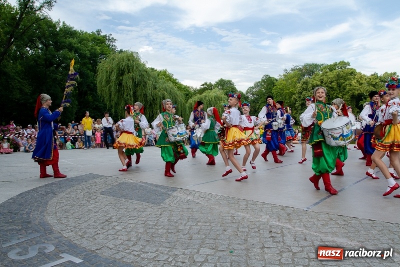 Zdjęcie w galerii na portalu naszraciborz.pl: Magiczna i kolorowa I Raciborska Noc Świętojańska z folklorem wiadomości z regionu
