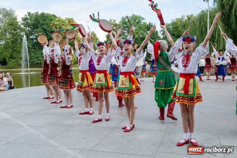 Zdjęcie w galerii na portalu naszraciborz.pl: Magiczna i kolorowa I Raciborska Noc Świętojańska z folklorem wiadomości z regionu