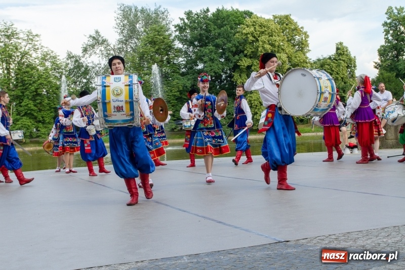 Zdjęcie w galerii na portalu naszraciborz.pl: Magiczna i kolorowa I Raciborska Noc Świętojańska z folklorem wiadomości z regionu