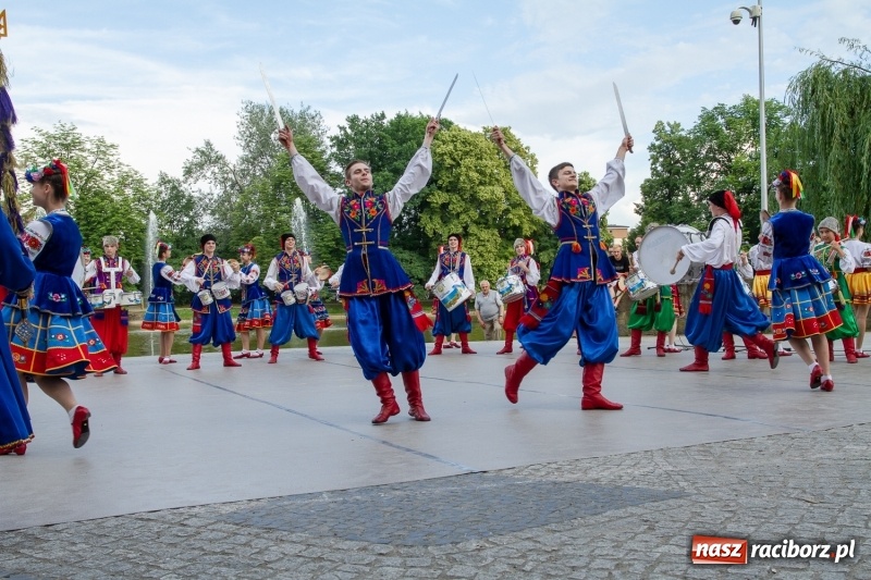 Zdjęcie w galerii na portalu naszraciborz.pl: Magiczna i kolorowa I Raciborska Noc Świętojańska z folklorem wiadomości z regionu