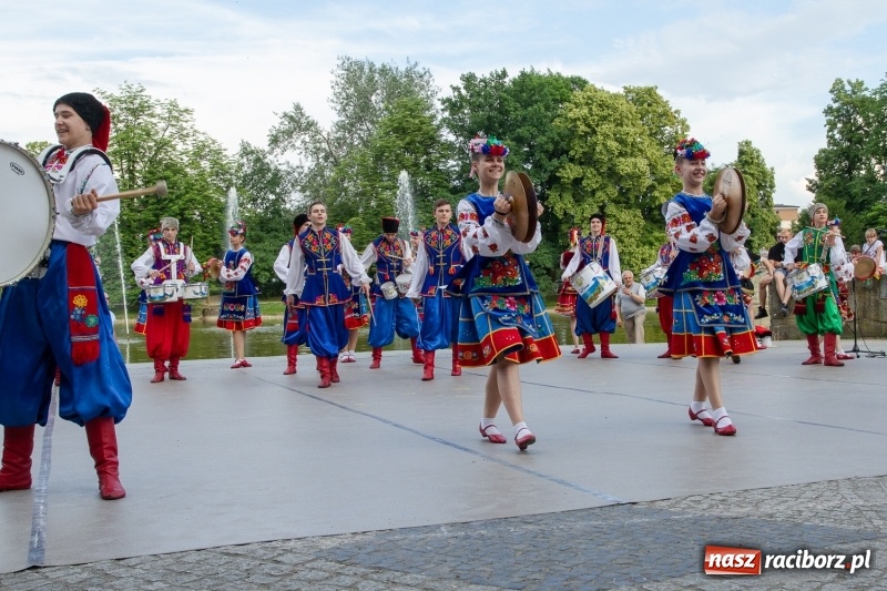 Zdjęcie w galerii na portalu naszraciborz.pl: Magiczna i kolorowa I Raciborska Noc Świętojańska z folklorem wiadomości z regionu