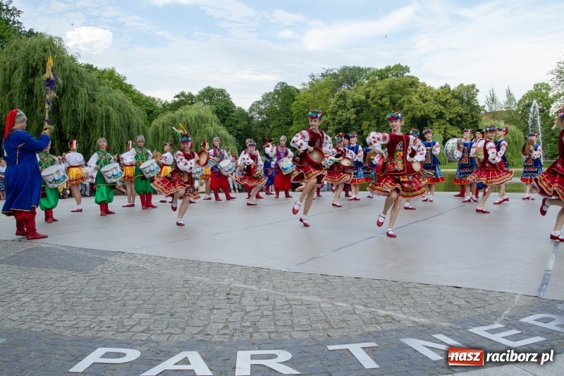 Zdjęcie w galerii na portalu naszraciborz.pl: Magiczna i kolorowa I Raciborska Noc Świętojańska z folklorem wiadomości z regionu