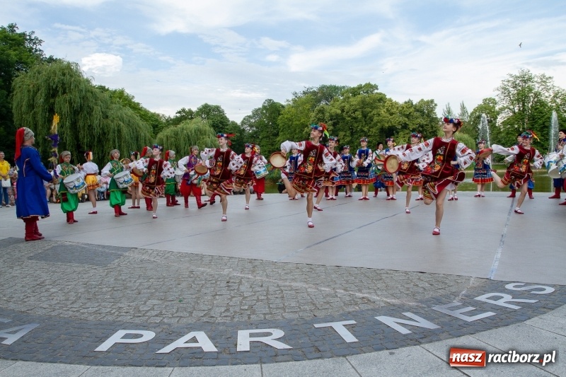 Zdjęcie w galerii na portalu naszraciborz.pl: Magiczna i kolorowa I Raciborska Noc Świętojańska z folklorem wiadomości z regionu