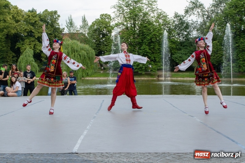 Zdjęcie w galerii na portalu naszraciborz.pl: Magiczna i kolorowa I Raciborska Noc Świętojańska z folklorem wiadomości z regionu