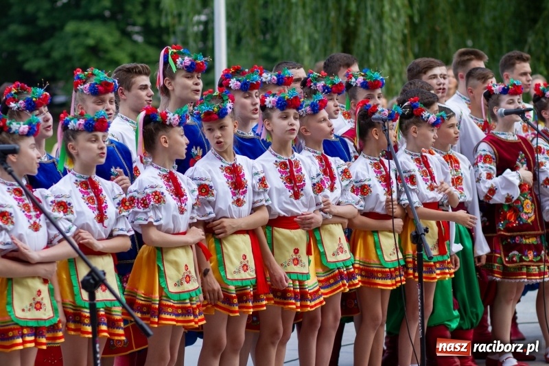 Zdjęcie w galerii na portalu naszraciborz.pl: Magiczna i kolorowa I Raciborska Noc Świętojańska z folklorem wiadomości z regionu
