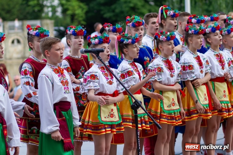 Zdjęcie w galerii na portalu naszraciborz.pl: Magiczna i kolorowa I Raciborska Noc Świętojańska z folklorem wiadomości z regionu