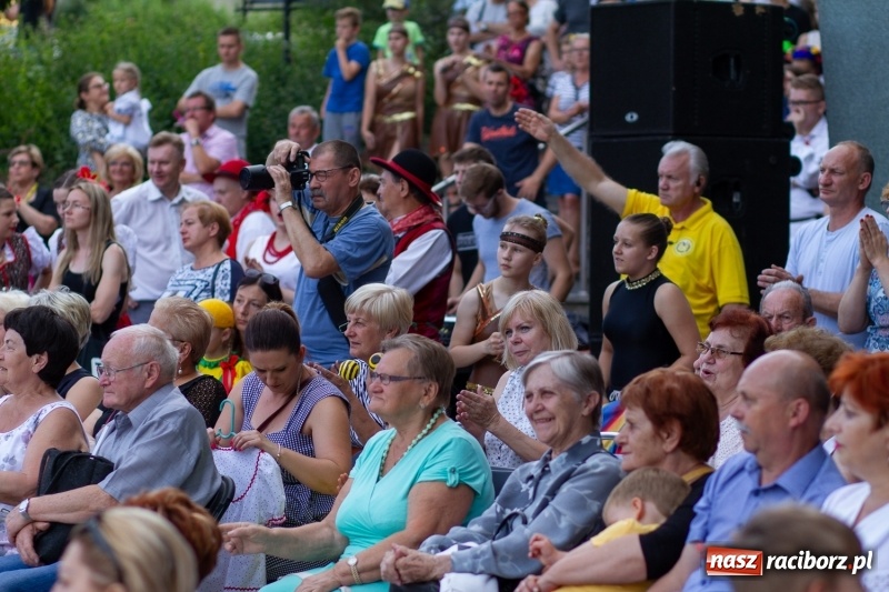 Zdjęcie w galerii na portalu naszraciborz.pl: Magiczna i kolorowa I Raciborska Noc Świętojańska z folklorem wiadomości z regionu