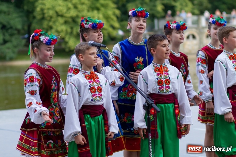 Zdjęcie w galerii na portalu naszraciborz.pl: Magiczna i kolorowa I Raciborska Noc Świętojańska z folklorem wiadomości z regionu