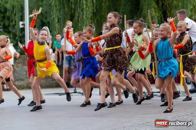 Zdjęcie w galerii na portalu naszraciborz.pl: Magiczna i kolorowa I Raciborska Noc Świętojańska z folklorem wiadomości z regionu